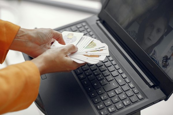 Organiser des événements en ligne facilement avec Heysummit